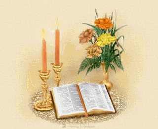 Biblia ze świecą i kwiatkami