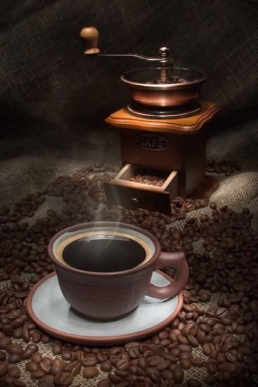 Zaparzona kawa w filiżance z młynkiem do kawy